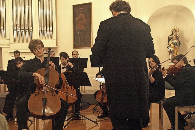 Das Kammerorchester der Bayerischen Ph...220; und mit Solocellist Tobias Zenz.   | Foto: Karin Stckl-Steinebrunner