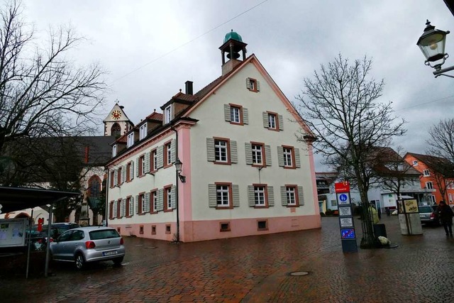 Ob das Alte Rathaus in Kirchzarten zum...entrum wird, entscheidet sich im Mrz.  | Foto: Markus Donner