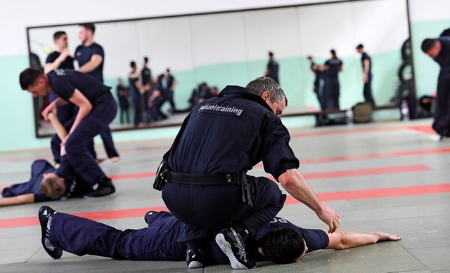 Koordination und Physis vonnten: Ausz...e aus dem Polizeidienst beim Training.  | Foto: Stefan Sauer