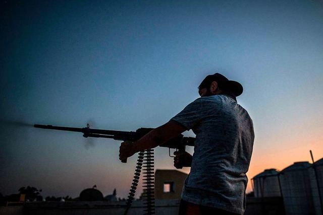 Die Lieferung von Waffen zu unterbinde... der Libyen-Konferenz verstndigt hat.  | Foto: Amru Salahuddien (dpa)