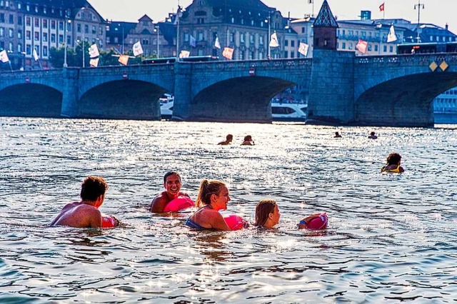 Im Sommer lassen sich Leute in Basel gern ein Stck den Rhein hinuntertreiben.  | Foto: Basel Tourismus