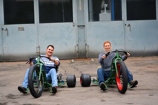 Robert Winklar aus Eigeltingen (links)...der HTWG Konstanz Drift Trikes gebaut.  | Foto: Zhre Gms