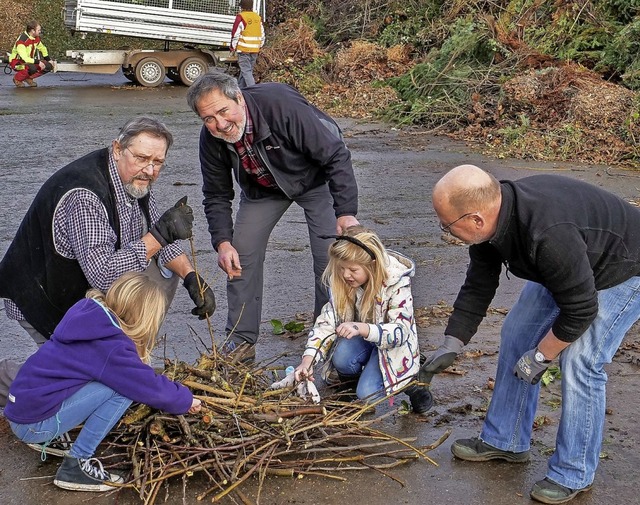 Storchenfreunde sorgten fr den Nest-Rohbau.  | Foto: Werner Schnabl