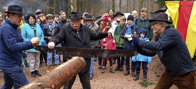 Oberbrgermeister Jrg Lutz und Ortsvorsteher Gnter Schlecht beim Wettsgen.   | Foto: Paul Schleer