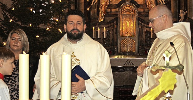 Pater Lukas (links) und Prior Pater Da...m in der Todtmooser Wallfahrtskirche.   | Foto: Andreas Bhm