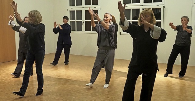 Im Dachgeschoss gab es eine Darbietung von Qi Gong und Tai Chi.  | Foto: Jutta Geiger