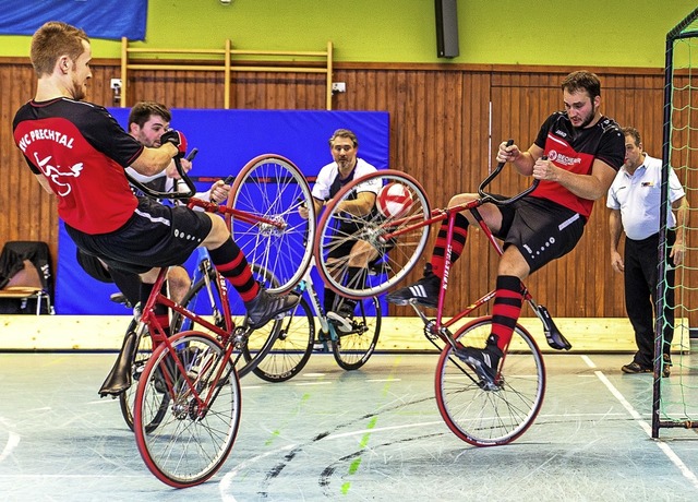Hinterrad-Akrobatik mit Ball und Gegne...RSV Wendlingen in der Steinberghalle    | Foto: Wolfgang Bischoff