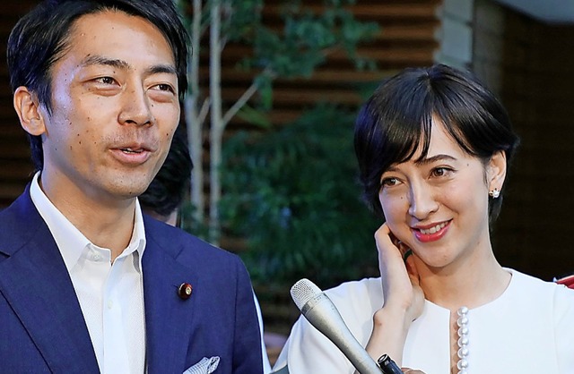 Shinjiro Koizumi und seine Frau  Christel Takigawa  | Foto: STR (AFP)