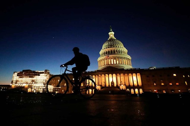 Im Kapitol wurde bis in die Nacht diskutiert.  | Foto: CHIP SOMODEVILLA (AFP)