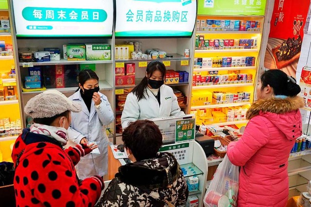 Mitarbeiterinnen in einer Apotheke im ...n Lungenkrankheit nachgewiesen worden.  | Foto: Dake Kang (dpa)