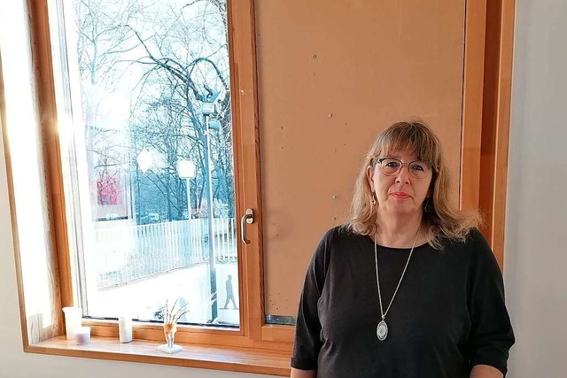 Isolde Wei vor dem Fenster zum Rektor...brecher in die Pestalozzischule kamen.  | Foto: Kathrin Ganter