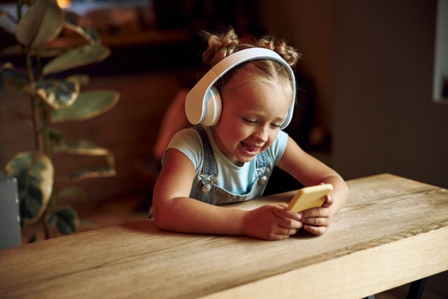 Wie viel Medienzeit ist fr Kinder gesund?  | Foto: Yaroslav Astakhov/Adobe.com
