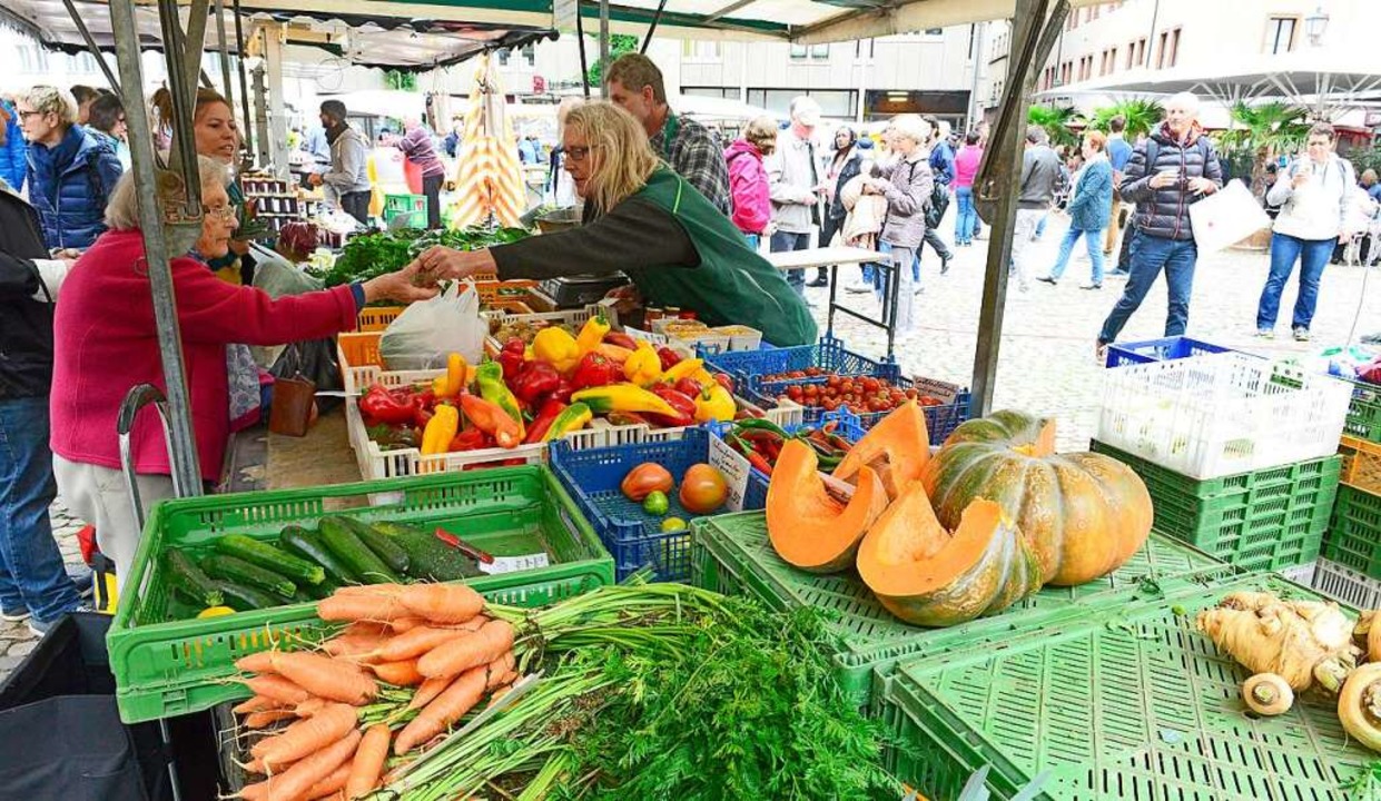 Auf dem Freiburger Mnstermarkt kommen...le  Erzeuger und Verbraucher zusammen.  | Foto: Ingo Schneider