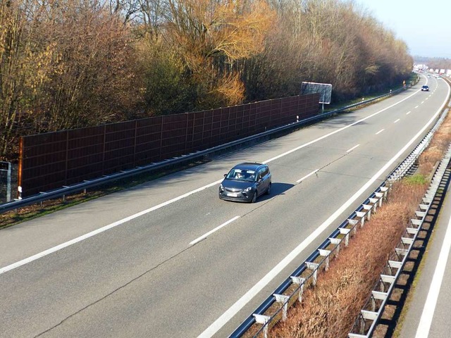 Die jetzige kleine Lrmschutzwand an d...ch eine grere Lsung ersetzt werden.  | Foto: Claudia Bachmann-Goronzy