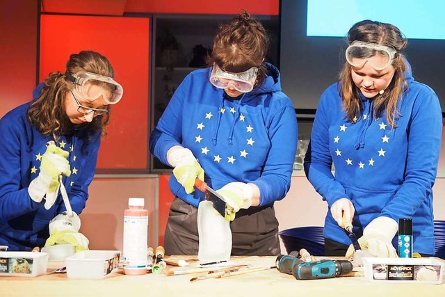 Eisblockbearbeitung mit Werkzeug, um d...mann, Sophie Passmann, Melanie Klonek.  | Foto: Jutta Geiger
