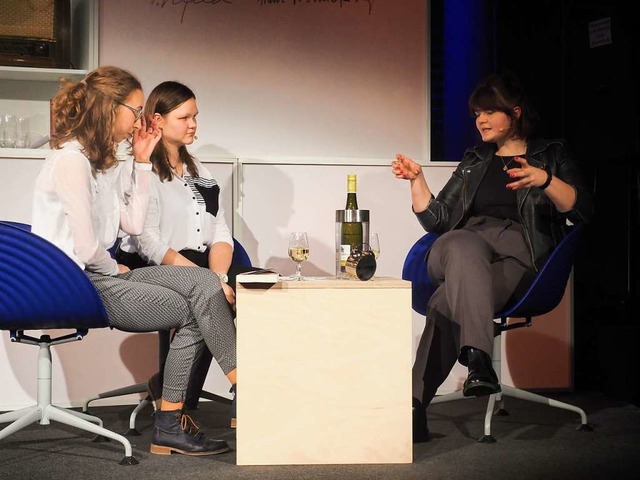 Sophie Passmann (r.) sprach ber Theme...itik, Feminismus, Europa und Internet.  | Foto: Jutta Geiger