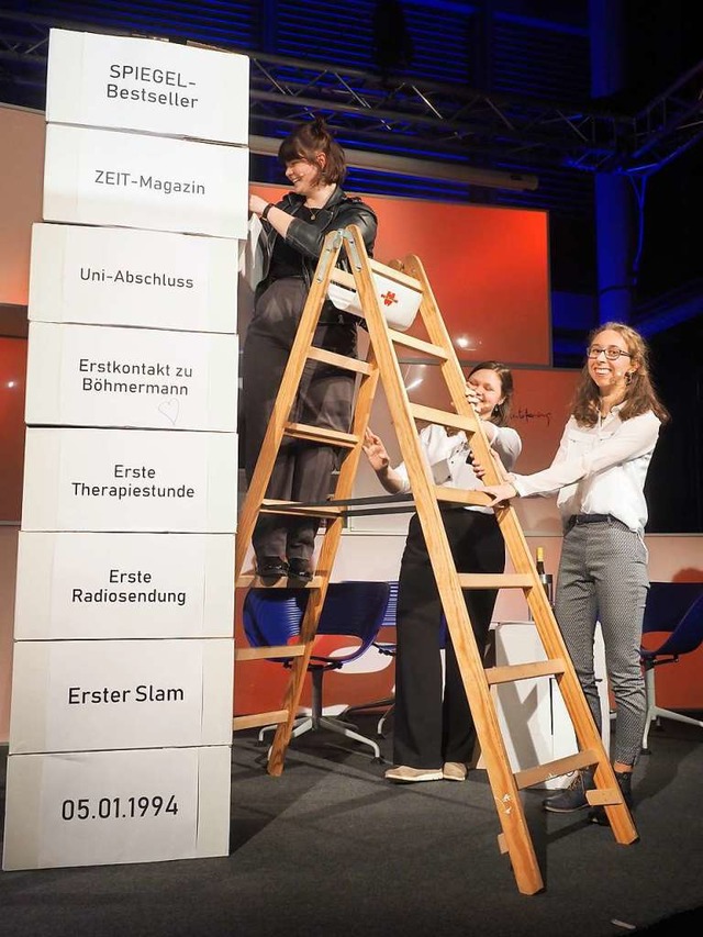 Biographie in Kistenform: Sophie Passm... das Besteigen der Leiter nicht herum.  | Foto: Jutta Geiger