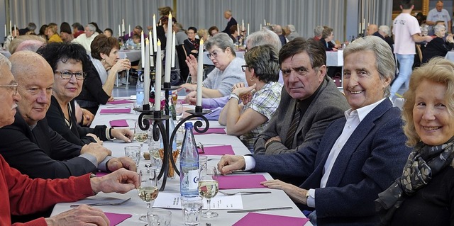 Schn gedeckte Tische luden zum Essen,...zum deutsch-elsssischen Plausch ein.   | Foto: Ilse Maller