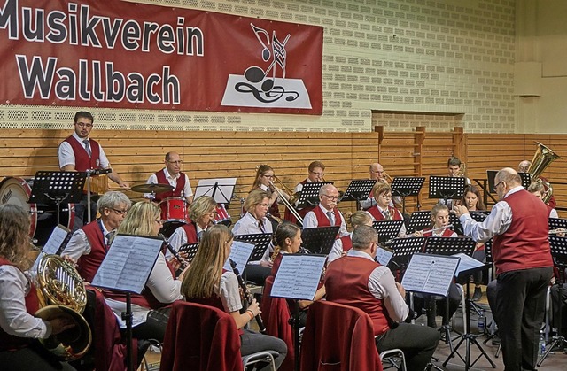 Der Musikverein Wallbach bei seinem Ja... im Dezember 2019 in der Flerhalle.   | Foto: Julia Becker