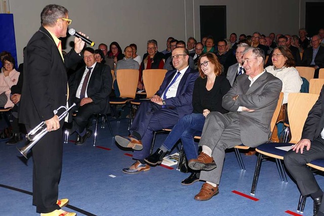 Helmut Dold (links) singt Brgermeiste... seinem Auftritt ein humorvolles Lied.  | Foto: Ulrike Derndinger