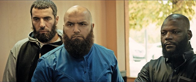Zornige junge Mnner: Die Muslimbruder...nfhrer Salah (Almamy Kanoute, Mitte).  | Foto: wild bunch