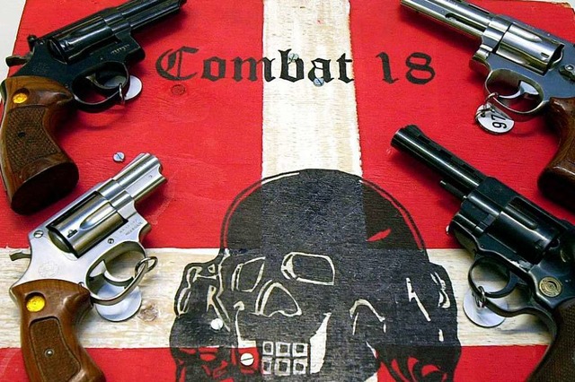 Sichergestellte Waffen und ein Schild der kriminellen Neonazi-Gruppe Combat 18  | Foto: Horst Pfeiffer (dpa)