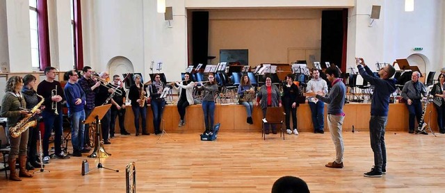 Die Musikerinnen und Musiker mit Dirig...eed bereiten sich auf das Konzert vor.  | Foto: Wolfgang Knstle