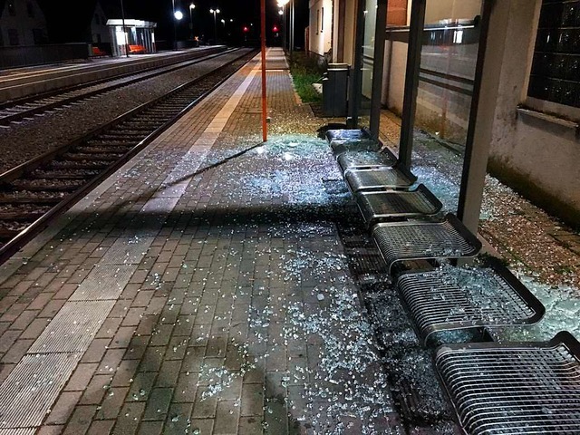 Ein Unterstand am Bahnhof Sasbach ist in dieser Woche verwstet worden.  | Foto: SWEG