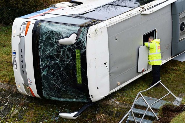 Bei Eisenach in Thringen verunglckte...en auf eisglatter Strae ein Schulbus.  | Foto: Swen Pfrtner (dpa)