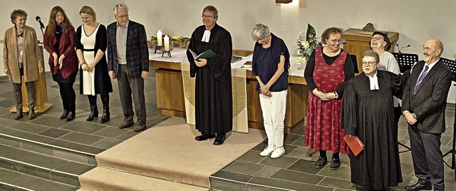 Pfarrer Peter Hasenbrink (Zweiter von ...s) stellt den Kirchengemeinderat vor.   | Foto: Privat