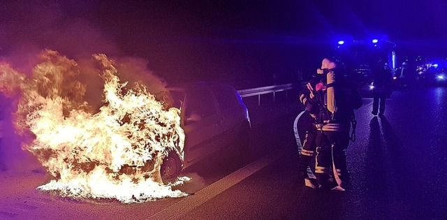 Ausgebrannt ist ein Renault auf der A5 bei Offenburg.  | Foto: Feuerwehr Offenburg