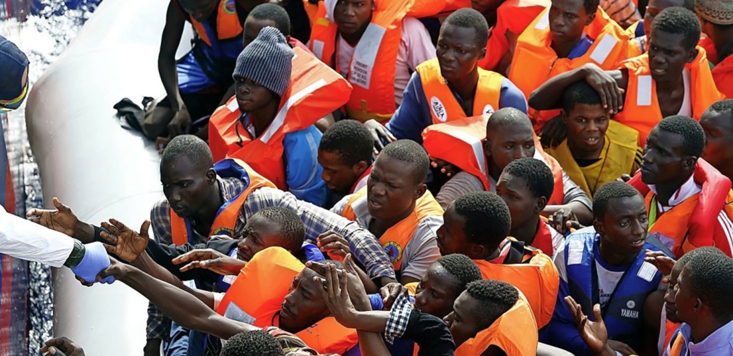 Geflchtete werden vor Lampedusa  an Bord eines Schiffes gebracht.  | Foto: Darrin Zammit Lupi