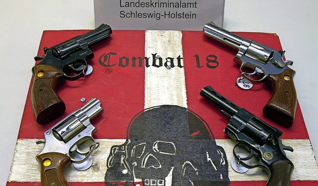 Schon vor Jahren sichergestellte Gegenstnde der Neonazigruppe Combat 18   | Foto: Horst Pfeiffer (dpa)
