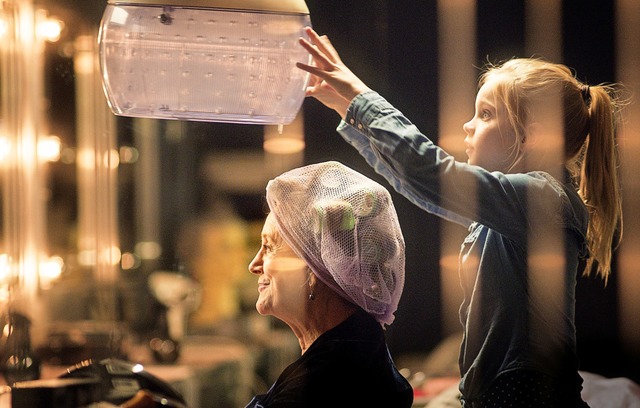 Vertauschte Rollen: Romy macht ihrer Oma in deren Friseursalon die Haare.  | Foto: Farbfilm Verleih