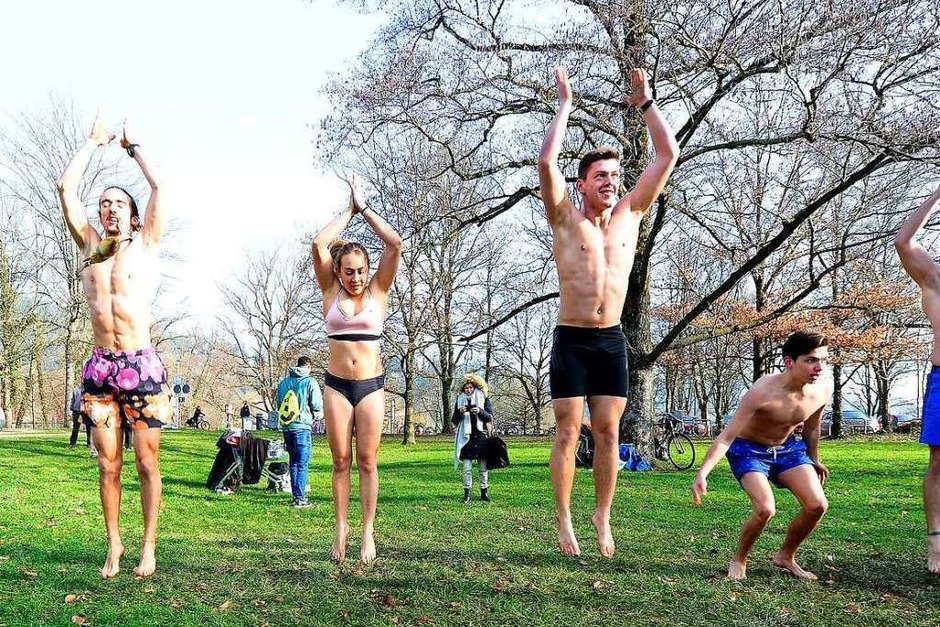 Rund zwei Dutzend Sportstudierende gingen am Freitag in der Dreisam baden. (Foto: Ingo Schneider) Rund zwei Dutzend Sportstudierende gingen am Freitag in der Dreisam baden. (Foto: Ingo Schneider)
