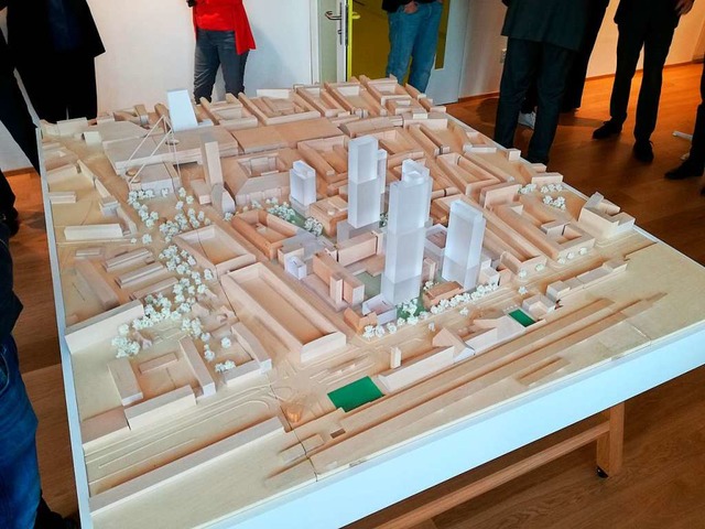 Das Modell zeigt das Rosentalareal am Badischen Bahnhof (Mitte) mit Hochhusern.  | Foto: Michael Baas
