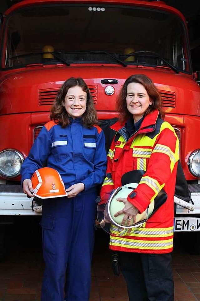 Anne (links) und Nicole Siegrist sind ...itglieder der Herbolzheimer Feuerwehr.  | Foto: Annika Sindlinger