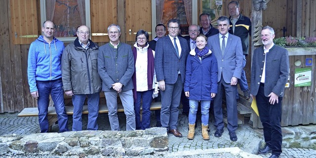 Bei der bergabe der Bewilligung zur F...ert Reichenbach und Martin Schreiner.   | Foto: Nikolaus Bayer