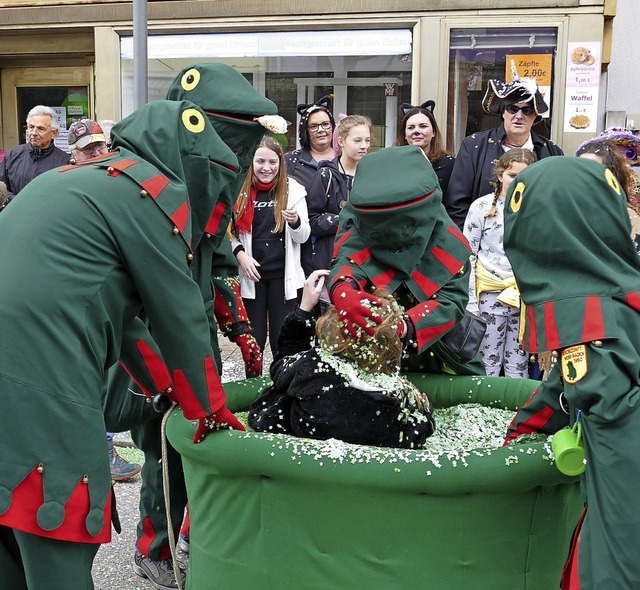 Die Wehrer Frsche verpassen so manchem Zuschauer ein Konfetti-Bad.  | Foto: Hrvoje Miloslavic