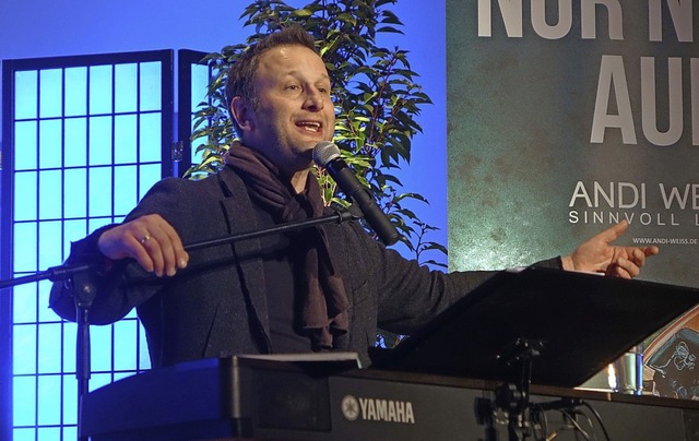 Der Liedermacher Andi Weiss sang vor  ... in der St. Galluskirche in Warmbach.   | Foto: Roswitha Frey