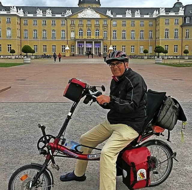 Weit herum kommt Bernhard Biendl auf s... entstand vor dem Karlsruher Schloss.   | Foto: Privat