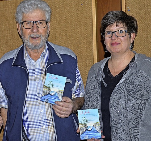 Organisator Heinz Postleb mit  der neu... an Altennachmittagen,  Andrea Mazur.   | Foto: Georg Diehl