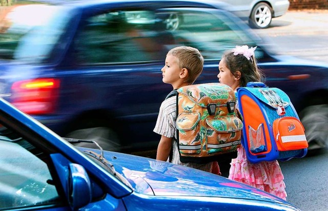 Viel Verkehr bedeutet nicht nur Lrm. ...ch Gefahren fr Erwachsene und Kinder.  | Foto: Patrick Pleul