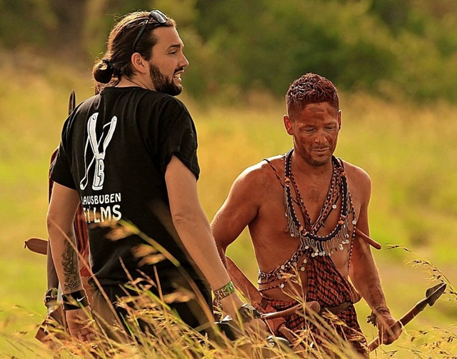 Filmszene mit Timo Joh. Mayer (links) ...eien Massai-Krieger Benjamin Eicher.   | Foto: PR