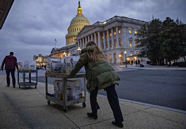 Proviant fr die Teilnehmer des Amtsen...ngsprozesses wird zum Capitol gekarrt.  | Foto: Samuel Corum (AFP)