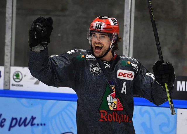 Luke Pither traf dreimal fr den EHC  | Foto: Patrick Seeger