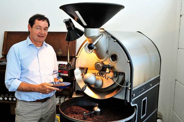 Geschftsfhrer Jochen Peter zeigt an ...onsmaschine, wie Kaffee gerstet wird.  | Foto: Thomas Kunz