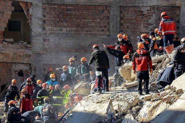 Mindestens 22 Menschen sterben bei schwerem Erdbeben in der Ost-Türkei