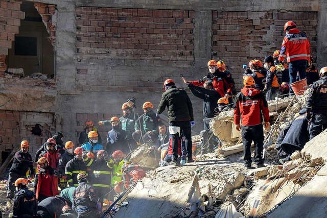 Am Samstag suchten Notfallkrfte nach ...ebenden unter den zerstrten Gebuden.  | Foto: ILYAS AKENGIN (AFP)