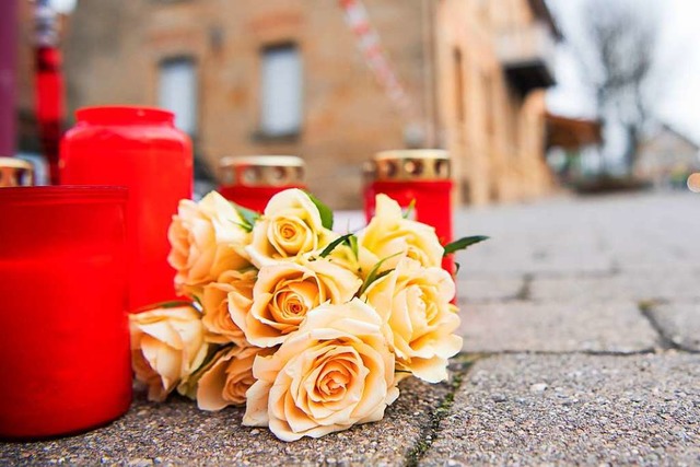 Am Tag nach den tdlichen Schssen in ...egen Blumen und Kerzen vor dem Tatort.  | Foto: Tom Weller (dpa)